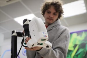 Специалист использует 3D-принтер в разработке нового протеза